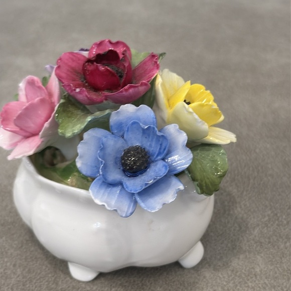 Aynsley Flower Bouquet Figurine Hand Modelled Fine Bone China ~Beautiful - Picture 2 of 8